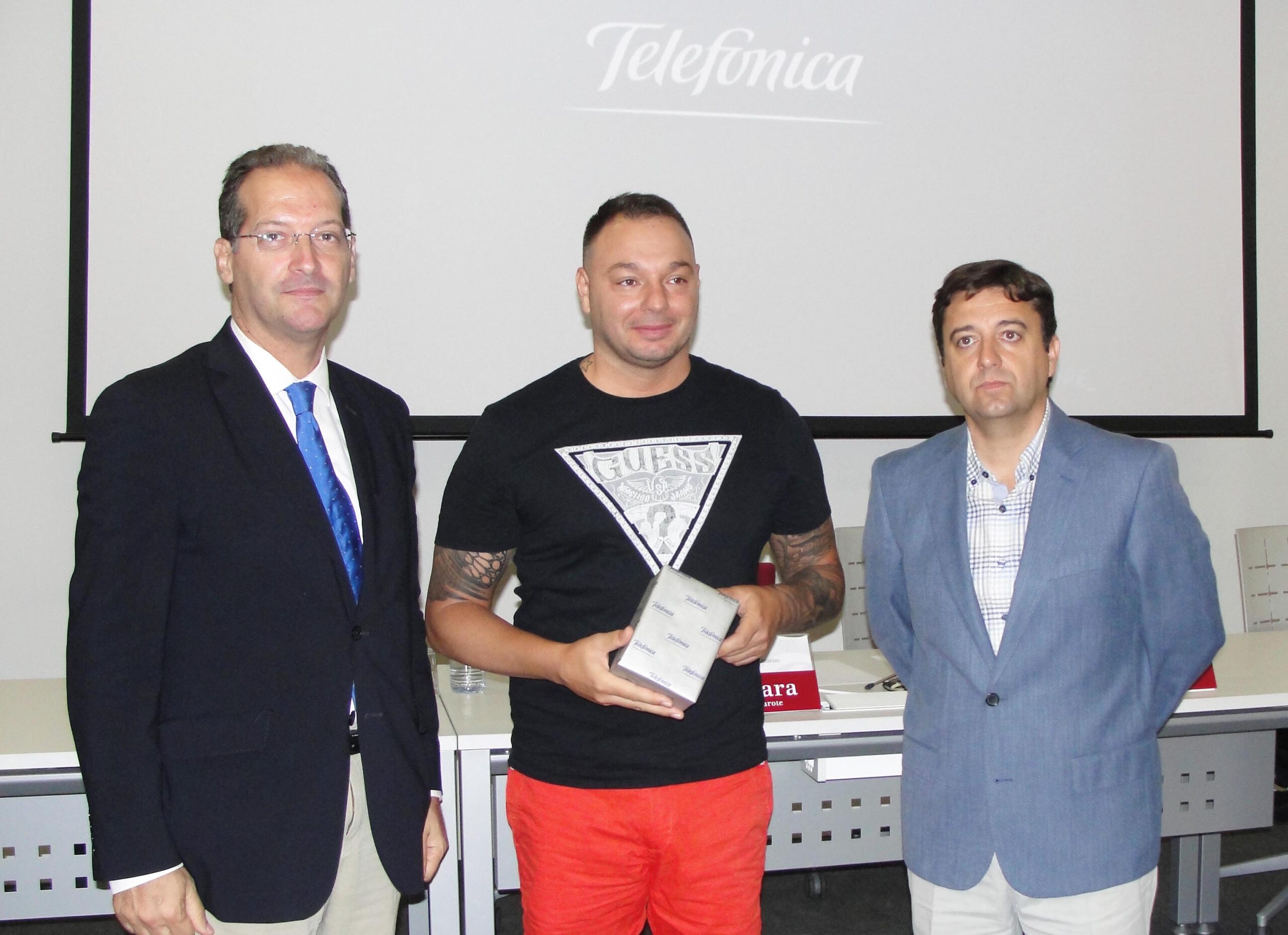 Javier Sánchez, vecino de Playa Honda, cliente 100.000 de fibra óptica de Telefónica en Canarias