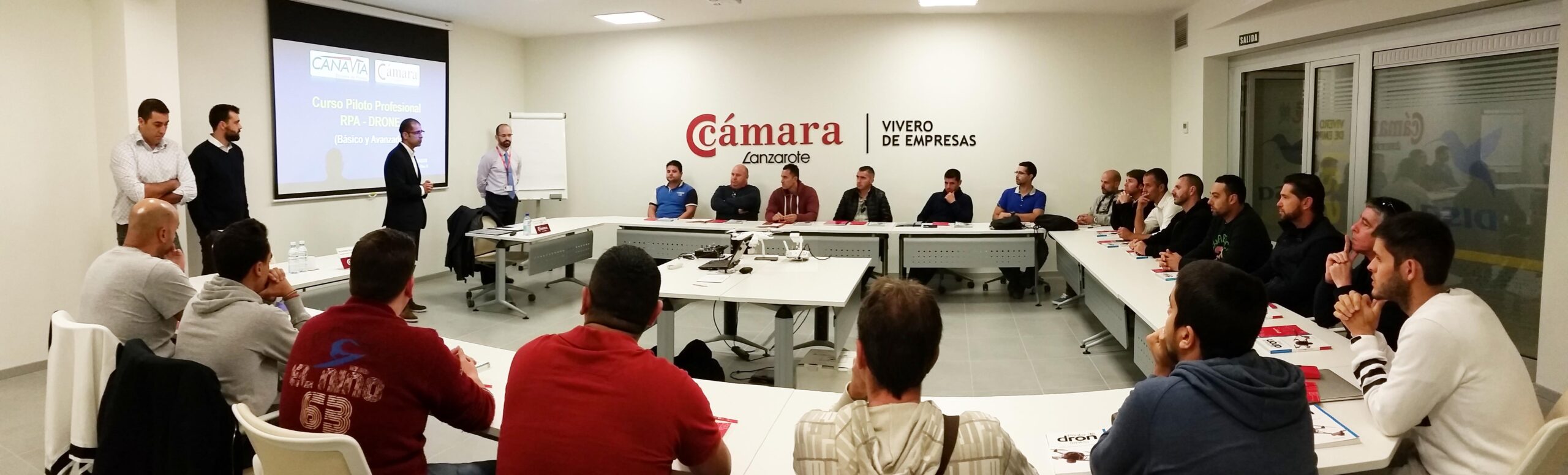 La primera promoción de pilotos profesionales de drones de Lanzarote comienza su formación en la Cámara