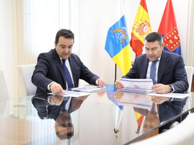 La Cámara de Comercio entrega al Cabildo un estudio sobre la situación del servicio de taxi en Lanzarote