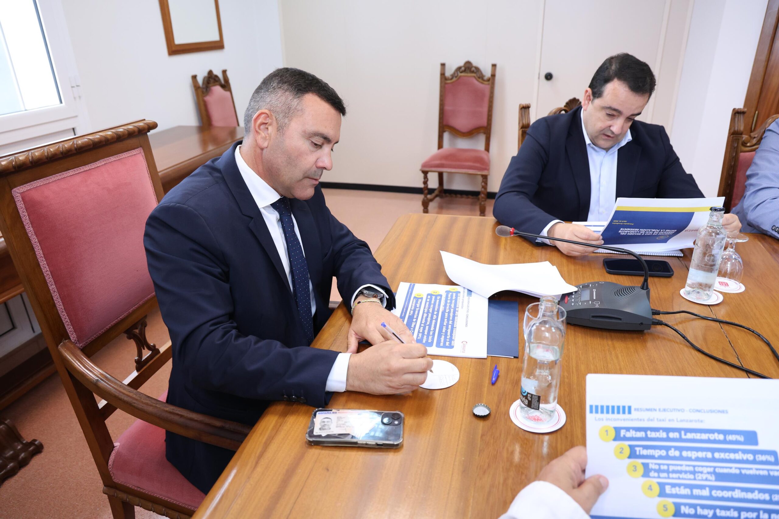 La Cámara de Comercio entrega al Cabildo un estudio sobre la situación del servicio de taxi en Lanzarote
