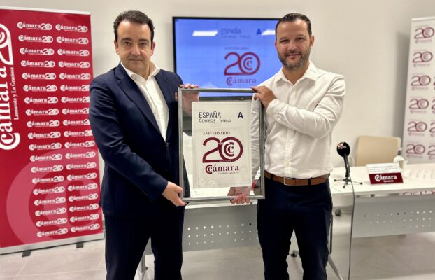 La Cámara de Comercio incorpora su 20 Aniversario al histórico postal con un sello de Correos conmemorativo