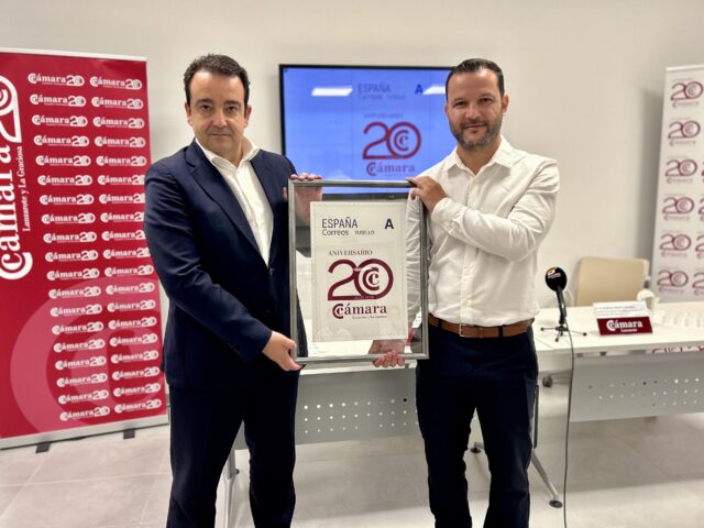 La Cámara de Comercio incorpora su 20 Aniversario al histórico postal con un sello de Correos conmemorativo