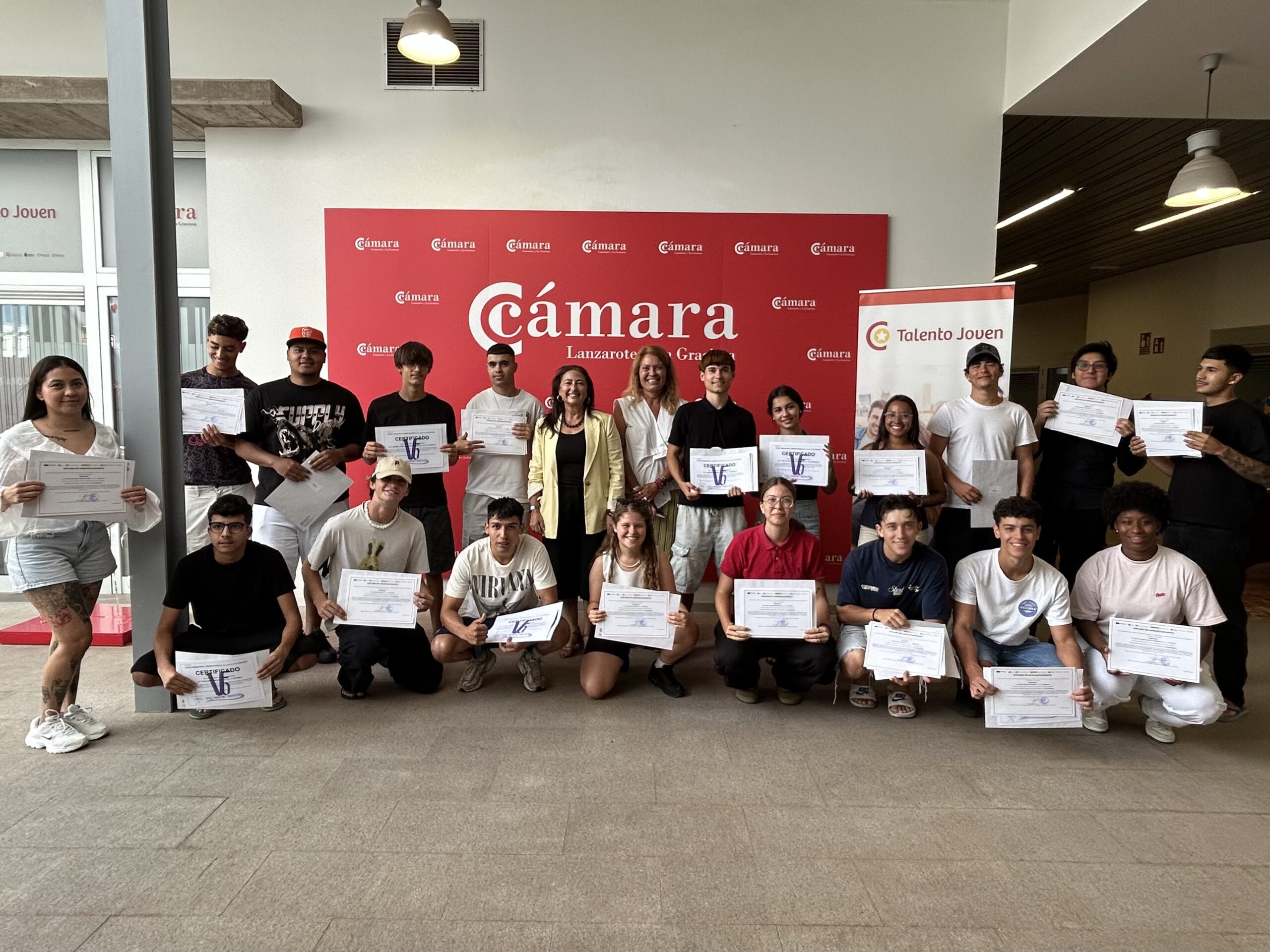 La Cámara de Comercio capacita a 22 jóvenes en socorrismo acuático para impulsar la empleabilidad local